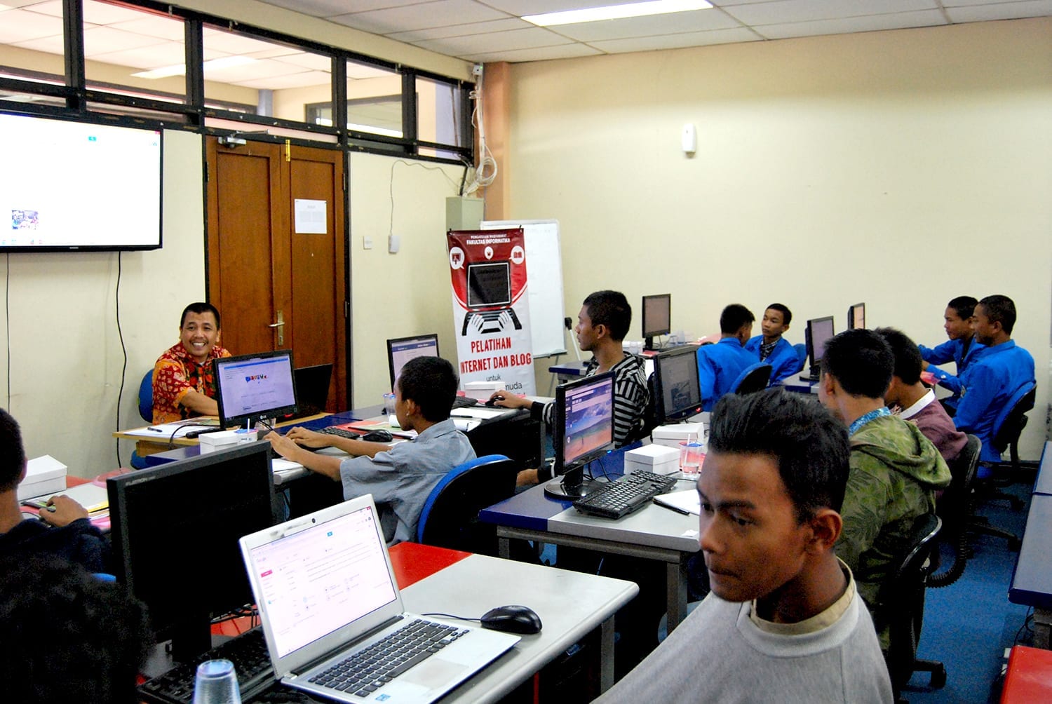 Gallery of Community Service Internet and Blogs Training for Indonesian Mosque Youth Networks
