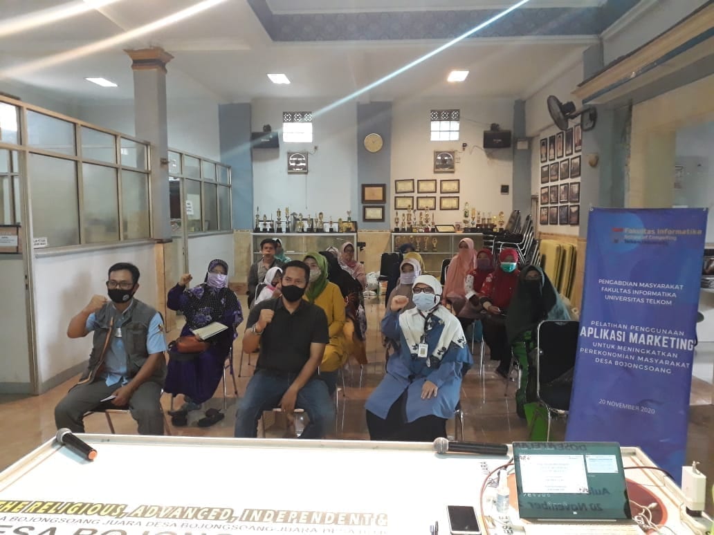 Fakultas Informatika Mengadakan Pelatihan Penggunaan Aplikasi Marketing bagi UMKM Desa Bojongsoang Fakultas Informatika Mengadakan Pelatihan Penggunaan Aplikasi Marketing bagi UMKM Desa Bojongsoang
