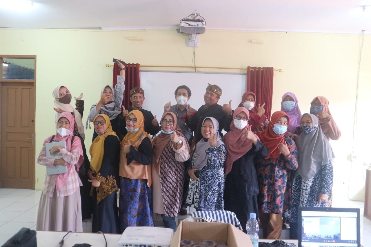 Abdimas Workshop Pembelajaran Daring Semi Tatap Muka dari Tim Pengabdian Masyarakat Fakultas Informatika Universitas Telkom di SMAN 1 Dayeuh Kolot Bandung