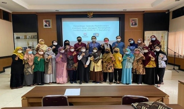 Pelatihan Pembuatan Video Menggunakan Aplikasi Perekam Layar tim Pengabdian Masyarakat Fakultas Informatika di SMKN 3 Bandung