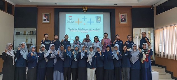 Pengenalan Ms. Excel untuk Analisis Data di SMKN 3 Bandung