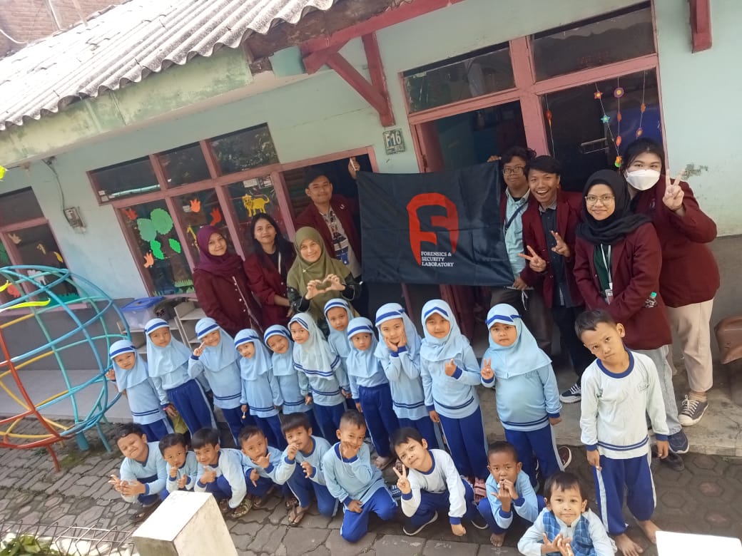 Edukasi Literasi Keamanan Digital untuk Murid dan Orangtua Murid PAUD RA-Al-Ghiffari, Sukabirus, Dayeuhkolot, Bandung.