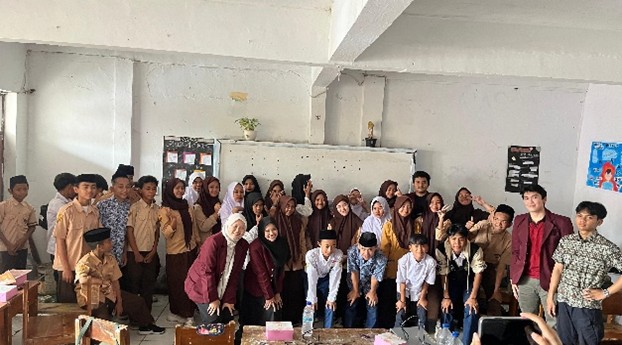 SOSIALISASI PEMILAHAN SAMPAH DAN PENGOLAHAN SAMPAH ORGANIK MENGGUNAKAN MAGGOT DI DESA CEHEULANG SOSIALISASI PEMILAHAN SAMPAH DAN PENGOLAHAN SAMPAH ORGANIK MENGGUNAKAN MAGGOT DI DESA CEHEULANG