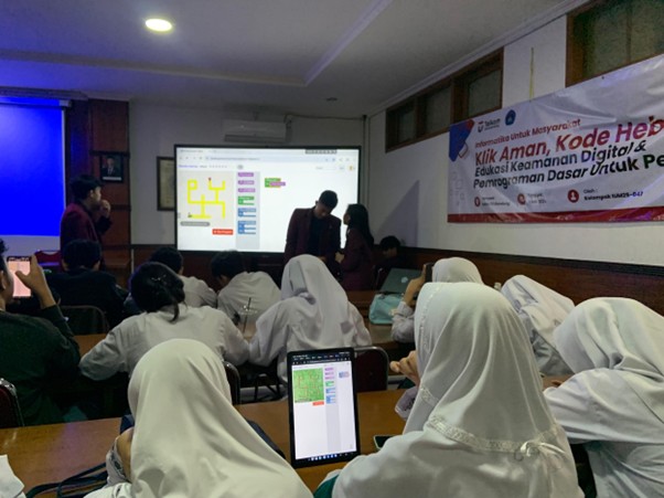Klik Aman, Kode Hebat: Edukasi Keamanan Digital dan Pemrograman Dasar untuk Pelajar