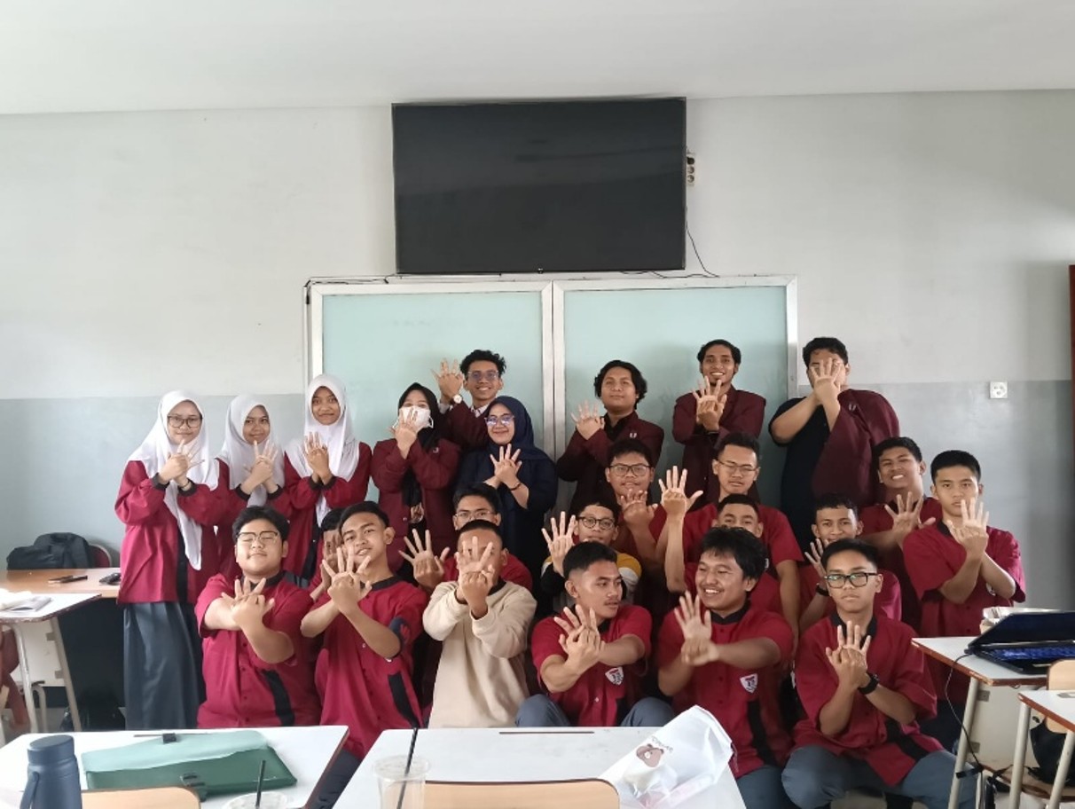 Workshop Pemanfaatan Artificial Intelligence untuk Meningkatkan Literasi Digital dan Produktivitas Siswa SMK Telkom Bandung