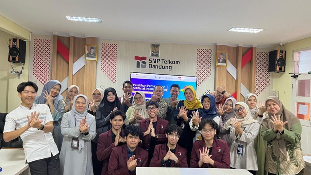 Pelatihan Pemanfaatan Artificial Intelligence (AI) untuk Meningkatkan Kompetensi Guru di SMP Telkom Pelatihan Pemanfaatan Artificial Intelligence (AI) untuk Meningkatkan Kompetensi Guru di SMP Telkom